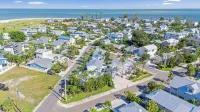 BEST LOCATION! NORTH END OF ANNA MARIA, FL , STEPS TO BEACH & DINING - UNIT A