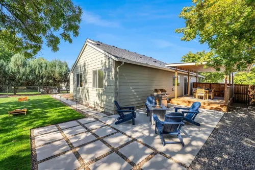 Carlton Crush Pad ~ Where Your Wine Country Getaway Comes to Life Hotels in Carlton