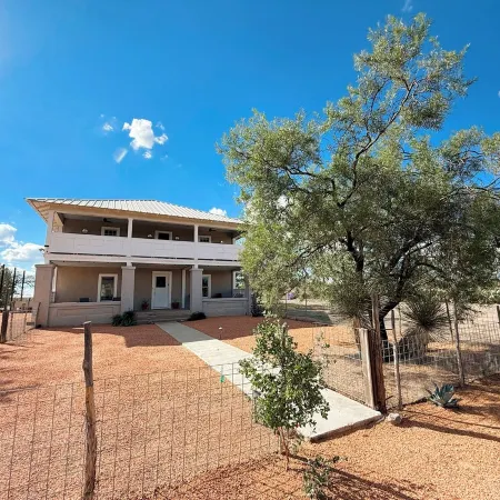 Dickson Marfa House - Spacious 7-Bedroom Vacation Rental + Events