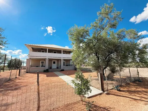 Dickson Marfa House - Spacious 7-Bedroom Vacation Rental + Events