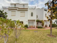 Relaxed Retreat With Pool