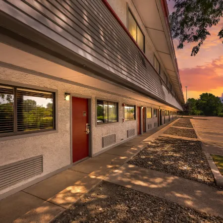 Red Roof Inn Erie - I-90 Отели рядом с достопримечательностью «Торговый центр Millcreek Mall»