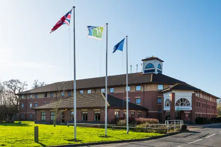 Holiday Inn Express Warwick - Stratford-Upon-Avon Отели рядом с достопримечательностью «Warwick Racecourse»