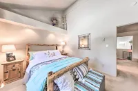Bright Cloudcroft Condo w/ Game Room + Deck! -  Privatzimmer