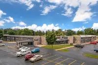 Fairway Inn & Suites - parking