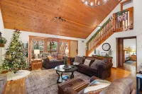 The Lodge on the Creek Branson West Cabin w/ Beautiful Views