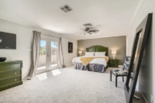 Lux Life! Central Location For Business Or Play! Hotels in 