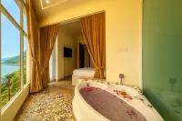The Neeraj Ganga Rajmahal Wellness with Ganga View - Bathtub