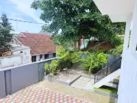 Omah Mee Homestay Jember Hotels in Kebonsari