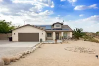 Alana House - Pool, Hot Tub, BBQ, Fire Pit + Walk to Hikes! 4 Bedroom Home by RedAwning