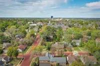 'The Pink Azalea' - Tyler Home w/ Yard + Patio! - 3-Star