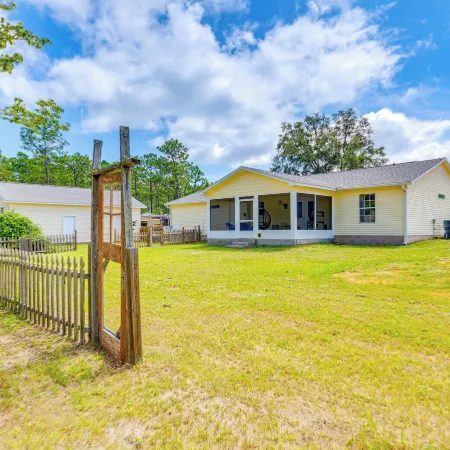 5 Mi to Navarre Beach: Home w/ Game Room & Yard