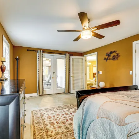 Tasteful Unit w/ Pool Table: 7 Mi to Lake Altoona!
