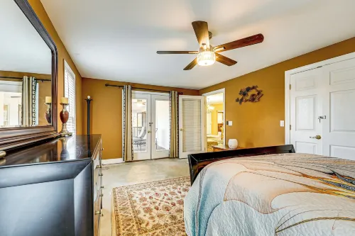 Tasteful Unit w/ Pool Table: 7 Mi to Lake Altoona!