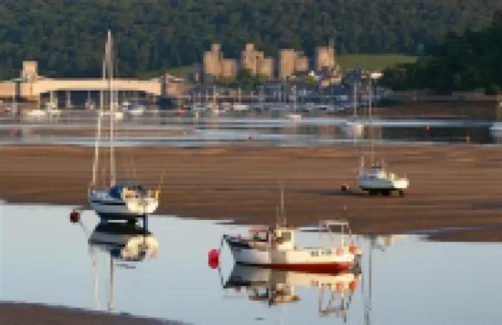 Conwy Town Cottage Sleeps 4 + Cot, Fast Wifi , Private Enclosed Courtyard