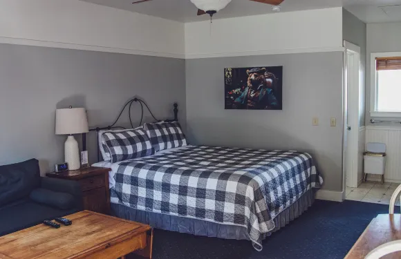 秋河酒店和Grazerz餐廳