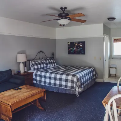 Fall River Hotel and Grazerz Restaurant - 2-Star