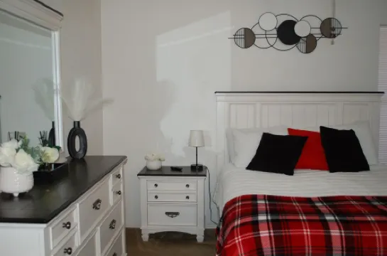 Charming 2-bedroom condo in pleasant Norman with WiFi, AC