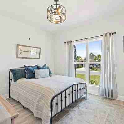 4-bedroom Beach Cottage with Mother-in-Law Suite, 6 Seater Golf Cart and Pools Rooms