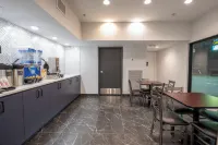 Express Inn & Suites - Losmen