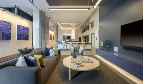 Luxury 2BR Retreat with Pool & Fitness Center - Kondo