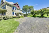 'Storybook Glade Historical Homestead w/ Views! - Parking