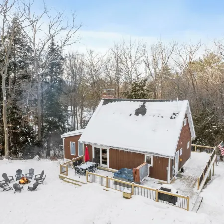White Cap Cabin, Dog Friendly Chalet Including a Game Room, Hot Tub, Fireplace