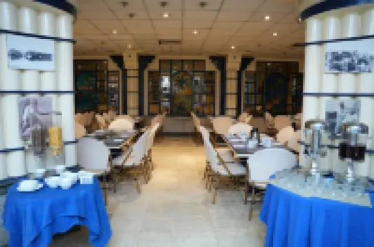 Gaddis Hotel, Suites and Apartments