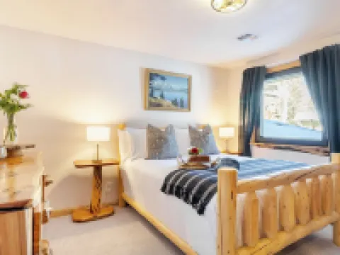 Base Camp by AvantStay Magical Cabin w Sauna Hot Tub Close to Snow Golf Hotels in Sunriver