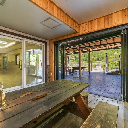Jecheon Wolaksan Healing Pension Отели рядом с достопримечательностью «Храм Токчуса»