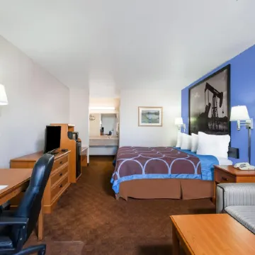 Super 8 by Wyndham Cleburne