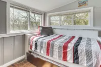 Boat & Fish! 1950s Rockaway Beach Cabin w/ Hot Tub - Strand