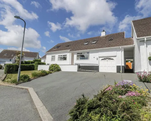 Bay View Hotels in Llanfair-Mathafarn-Eithaf