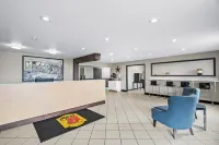 Super 8 by Wyndham Farmington - С бассейном