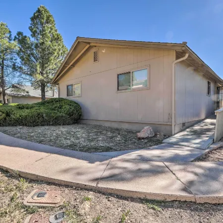 Flagstaff Townhome - Walk to Country Club and Pools!
