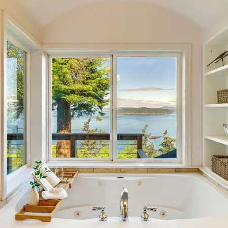 Snow Goose Point: Stunning Views & New Hot Tub!