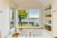 Snow Goose Point: Stunning Views & New Hot Tub! - 4 tähden