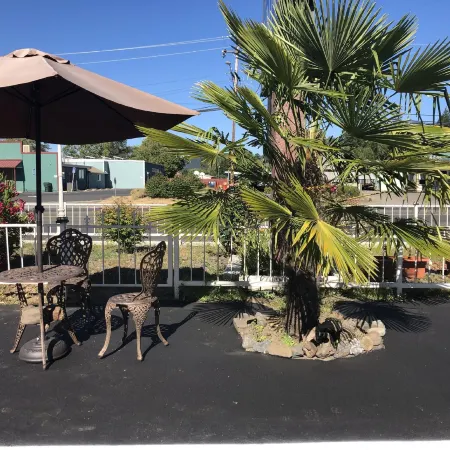 Western Village Inn-Newly Renovated