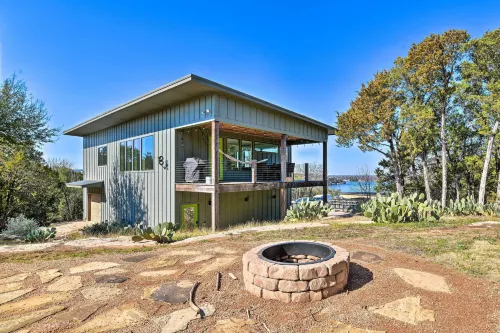 Entire Home w/ Lake Granbury Views + Game Room! - Balkon