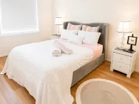 Holiday House in Laverton Modern Comfort ,Walk to Train Station,Car Hire Option - Holiday bungalows