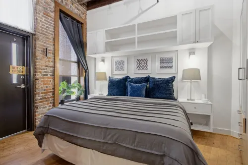 Bright and Spacious Condo Only Steps to Broadway + FREE Parking - Bungalows