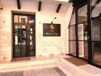 Hotel & Restaurant White City - parkir
