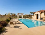 Pet-Friendly 4 Bed Home w/ Pool Access, Patio & Garage – Walk to Dining! -  Privatzimmer