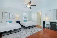 The Jade Park Circle Mins to Dwtn and Beaches - Homestays