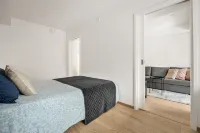 New, Nice and Cosy Flat 10 mins drive to Airport - Homestays