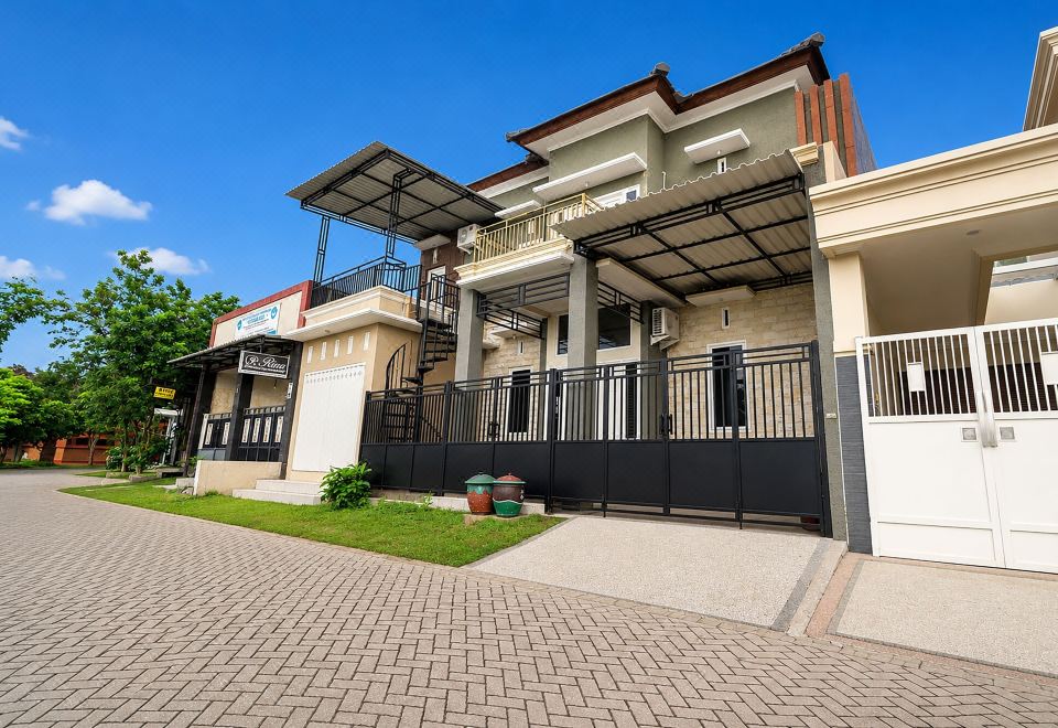 OYO 91573 Hotel Family Blitar - Housity