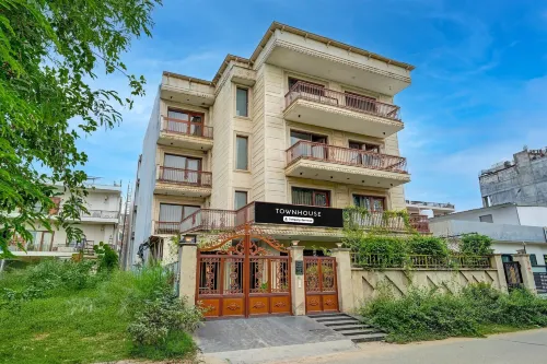Classic With Balcony Near Medanta - Bungalow