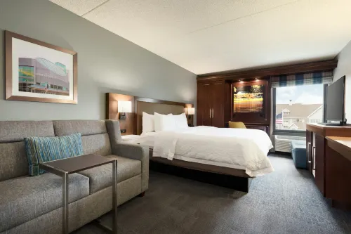 Hampton Inn Appleton (Fox River Mall Area) - parking