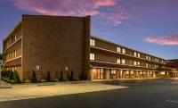 Red Roof Plus+ Columbus - Worthington - Parking