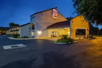 Red Roof Plus+ Mt Pleasant - Patriots Point - Pet friendly